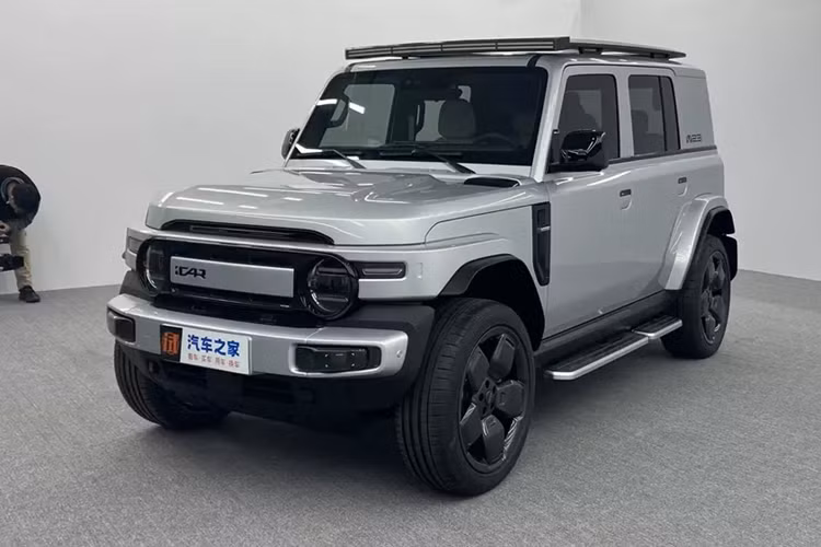 Ngoài ra, hình ảnh xem trước của một mẫu xe mới cũng được hé lộ tại hiện trường, có vẻ như chiếc xe vẫn được định vị là một chiếc SUV địa hình hạng nặng, mặt trước sẽ sử dụng thiết kế đèn vuông vức, dự kiến sẽ ra mắt chính thức trong vòng 12 tháng tới.