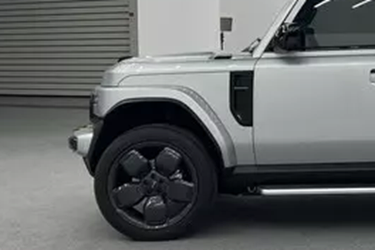 Cửa sau của chiếc xe mới sẽ mở sang một bên và hai giao diện điểm neo được dành riêng ở phía bên trái để làm phong phú thêm tính khả thi của những sửa đổi cá nhân hóa tiếp theo. Ngoài ra, xe còn được trang bị tổng cộng 4 radar sóng milimet, có thể thực hiện chức năng hỗ trợ lái xe thông minh L2+.