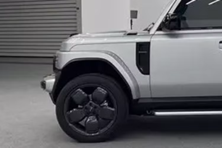 Cửa sau của chiếc xe mới sẽ mở sang một bên và hai giao diện điểm neo được dành riêng ở phía bên trái để làm phong phú thêm tính khả thi của những sửa đổi cá nhân hóa tiếp theo. Ngoài ra, xe còn được trang bị tổng cộng 4 radar sóng milimet, có thể thực hiện chức năng hỗ trợ lái xe thông minh L2+.