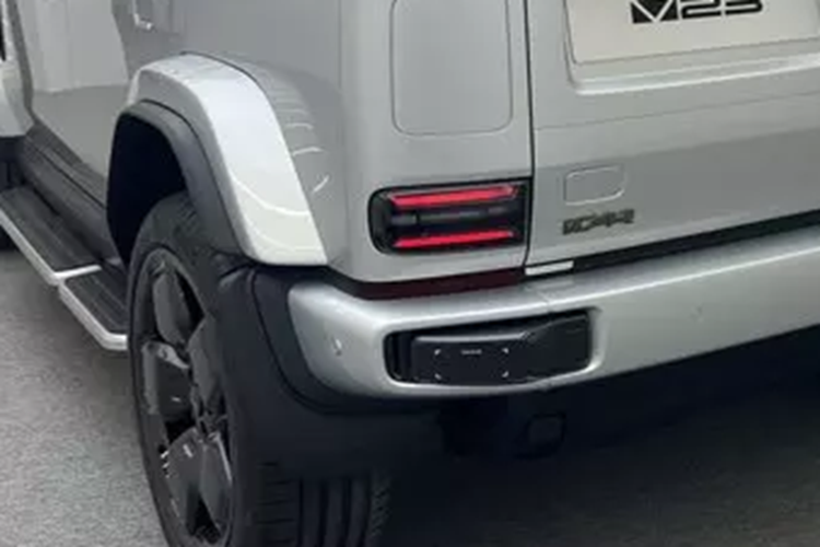 Ngoài ra, các chi tiết như bảng điều khiển trung tâm cũng được tô điểm bằng thiết kế màu vàng, giúp không khí tổng thể trên xe trở nên trẻ trung hơn và phù hợp với định vị tổng thể của xe.