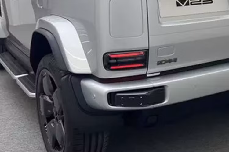 Ngoài ra, các chi tiết như bảng điều khiển trung tâm cũng được tô điểm bằng thiết kế màu vàng, giúp không khí tổng thể trên xe trở nên trẻ trung hơn và phù hợp với định vị tổng thể của xe.