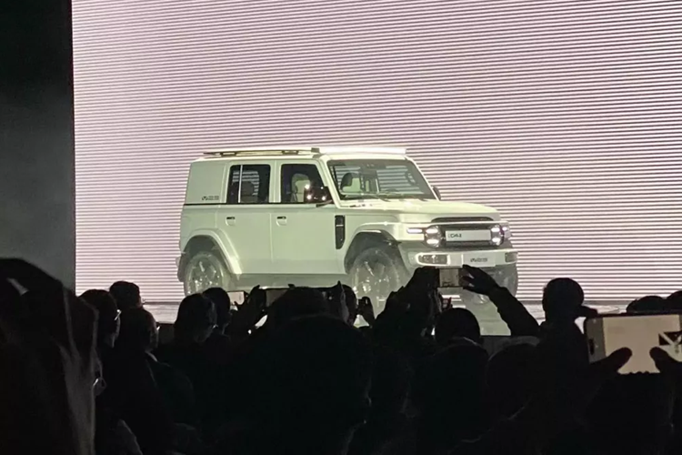 Chiếc xe SUV điện Chery iCAR V23 2024 này sẽ được ra mắt tại Triển lãm ô tô Bắc Kinh sắp tới và sẽ bắt đầu bán trước, ra mắt và giao hàng vào nửa cuối năm nay. theo đại diện của Chery cho biết "Mặc dù chúng tôi không thể có được mức giá 149.900 nhân dân tệ (tương đương 491 triệu đồng) nhưng chúng tôi rất chân thành".