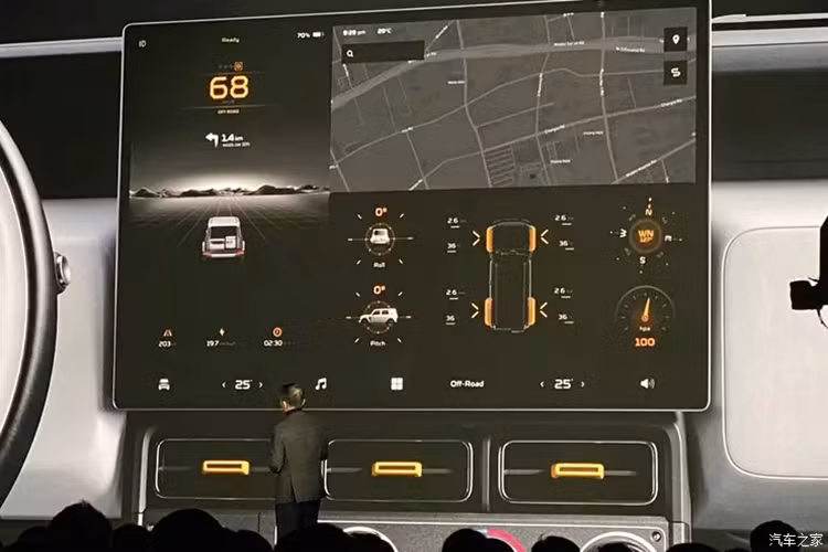 Điều ấn tượng nhất có lẽ là phần nhô ra phía trước cực kỳ ngắn của nó. Chính thiết kế này đã cho phép khả năng off-road của xe được phát huy tối đa. Thiết kế phần đuôi xe cũng được kết hợp rất khéo léo, trải nghiệm thị giác cũng rất tốt.