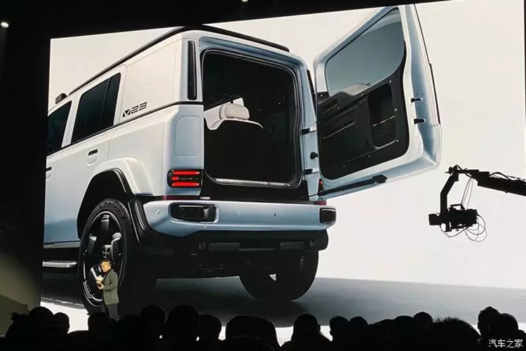 Nhìn từ mặt trước, Chery iCAR V23 được trang bị đèn pha tròn và thiết kế mặt trước dạng đóng, mang đến trải nghiệm hình ảnh tương đối mới lạ, đáng nói là xe mới còn tích hợp radar sóng milimet, chỉ có trên những chiếc xe địa hình hình hộp trước đây.