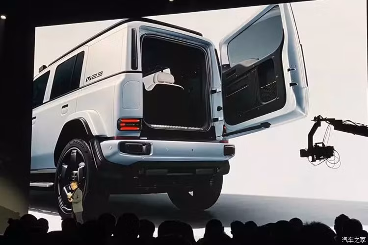 Nhìn từ mặt trước, Chery iCAR V23 được trang bị đèn pha tròn và thiết kế mặt trước dạng đóng, mang đến trải nghiệm hình ảnh tương đối mới lạ, đáng nói là xe mới còn tích hợp radar sóng milimet, chỉ có trên những chiếc xe địa hình hình hộp trước đây.