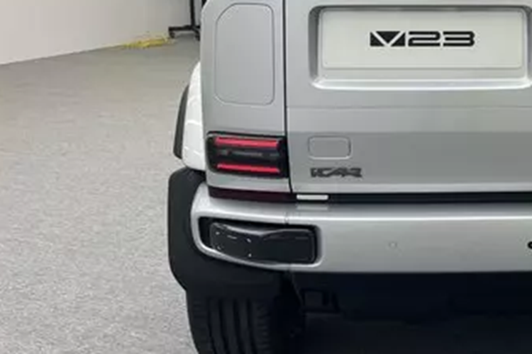 Về nội thất, không giống như nhiều mẫu xe địa hình được thiết kế theo đường ngang và dọc, chiếc xe Chery iCAR V23 lại biết kết hợp nhiều yếu tố thiết kế hình chữ nhật bo tròn, lựa chọn giải pháp an toàn hơn giữa độ cứng cáp và độ mềm mại.