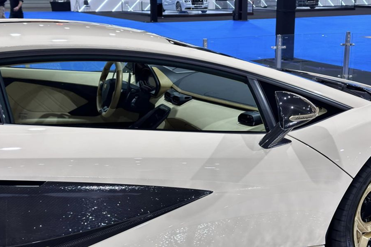 Phía đuôi xe có cụm đèn hậu LED được thiết kế với 3 hình lục giác, vay mượn từ Sián, bộ khuếch tán sau bằng sợi carbon hầm hố tích hợp 4 ống xả, cản sau cắt ngắn để lộ nhiều bề mặt lốp.