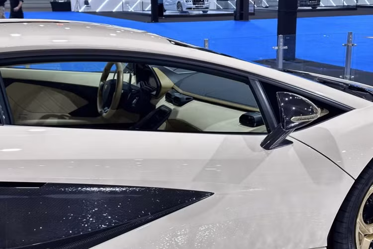 Phía đuôi xe có cụm đèn hậu LED được thiết kế với 3 hình lục giác, vay mượn từ Sián, bộ khuếch tán sau bằng sợi carbon hầm hố tích hợp 4 ống xả, cản sau cắt ngắn để lộ nhiều bề mặt lốp.