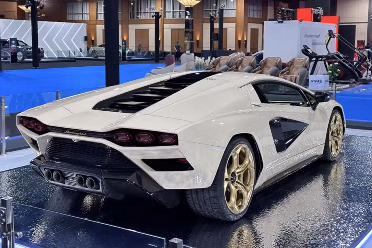 Siêu xe này có thể tăng tốc từ 0-100 km/h trong thời gian 2,8 giây, 0-200 km/h trong 8,6 giây trước khi đạt vận tốc tối đa 355 km/h.