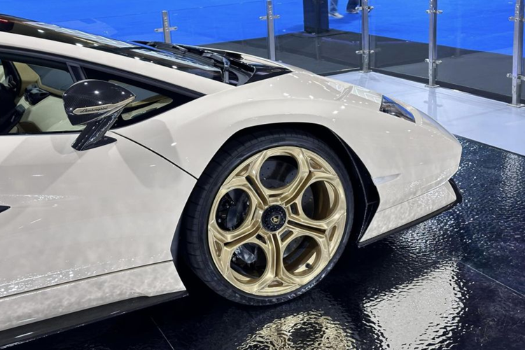 Vòm bánh xe hình lục giác kết hợp với cặp bánh trước 20 inch và cặp sau 21 inch, nhằm tạo phong cách "telephone" những năm 1980. Hệ thống phanh carbon-gốm là trang bị tiêu chuẩn và bộ lốp thể thao Pirelli P Zero Corsa.