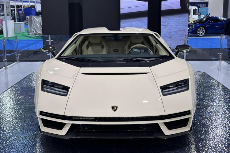Lamborghini Countach LPI 800-4 tại Thái Lan là bản làm lại của huyền thoại Countach từng được ra mắt vào những năm 70. Được biết, chiếc xe này chỉ được sản xuất giới hạn 112 chiếc trên toàn thế giới. Mức giá xe Lamborghini Countach này được đồn đoán lên đến 300 tỷ đồng sau khi quy đổi.