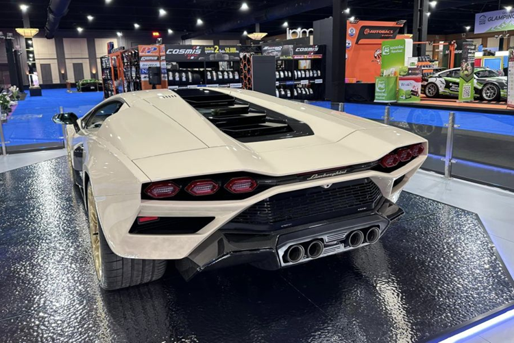 Cung cấp sức mạnh cho mẫu Lamborghini Countach LPI 800-4 là hệ truyền động mild hybrid, bao gồm máy xăng V12, hút khí tự nhiên, dung tích 6.5 lít, tạo ra công suất tối đa 769 mã lực. Động cơ này kết hợp với mô-tơ điện 48 V cho tổng công suất lên đến 803 mã lực.