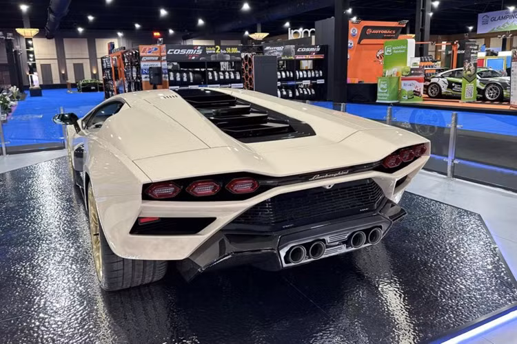 Cung cấp sức mạnh cho mẫu Lamborghini Countach LPI 800-4 là hệ truyền động mild hybrid, bao gồm máy xăng V12, hút khí tự nhiên, dung tích 6.5 lít, tạo ra công suất tối đa 769 mã lực. Động cơ này kết hợp với mô-tơ điện 48 V cho tổng công suất lên đến 803 mã lực.