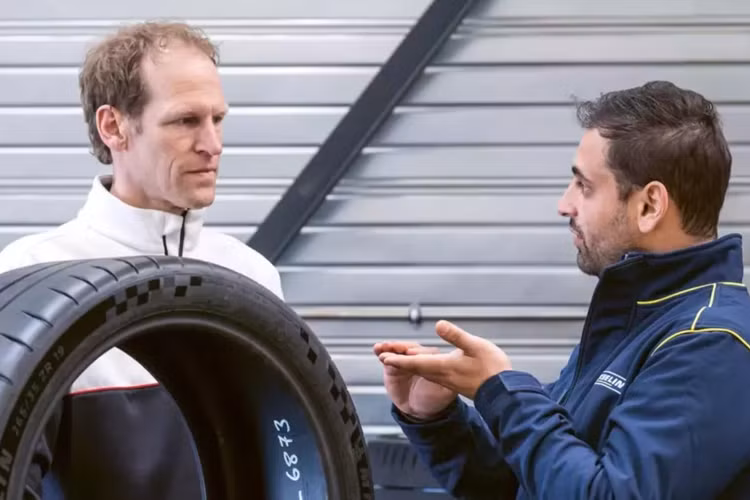 Lần đầu tiên bạn sẽ nghe về việc những chiếc lốp mới sẽ được thay cho 1 mẫu xe sản xuất cách đây 20 năm, và điều này sẽ chính thức diễn ra vào đầu tháng sau khi Porsche bắt đầu thông báo cho chủ sở hữu Carrera GT rằng, họ đã phát triển một bản sửa lỗi cho vấn đề hệ thống treo đã gây ra lệnh thu hồi 18 tháng trước.