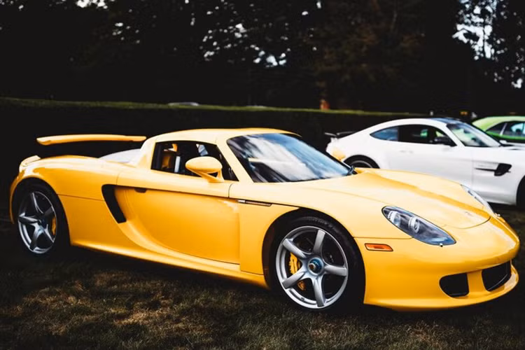 Porsche tuyên bố lốp xe mới mang lại cho Carrera GT tiềm năng đạt được thời gian chạy một vòng nhanh hơn đồng thời giúp xe dễ lái hơn theo "phong cách đầy nhiệt huyết". Khoảng cách phanh từ 100 km/h cũng đã giảm 2,4 mét và khi giảm tốc từ 200 km/h, Carrera GT hiện cần ít hơn 11,9 mét để dừng lại.