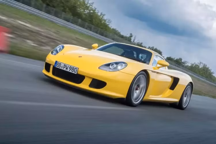 Nhiều siêu xe đã đến rồi đi qua nhiều năm, nhưng chỉ một số ít đạt được danh hiệu biểu tượng thực sự trong ngành. Porsche Carrera GT thể thao chắc chắn là một trong số đó.