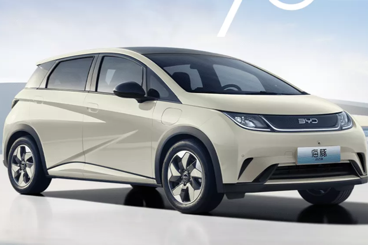 Để tham khảo, xe điện BYD Dolphin 2025 trên thị trường có mức giá từ 99.800 – 129.800 nhân dân tệ (13.700 – 17.900 USD). Vào tháng 11, BYD Dolphin đã bán được 21.712 chiếc, nâng tổng doanh số bán hàng tích lũy năm 2024 lên 176.560 chiếc. So với mẫu xe đang bán, phiên bản này có mặt trước dưới ở cả hai bên đã được điều chỉnh.