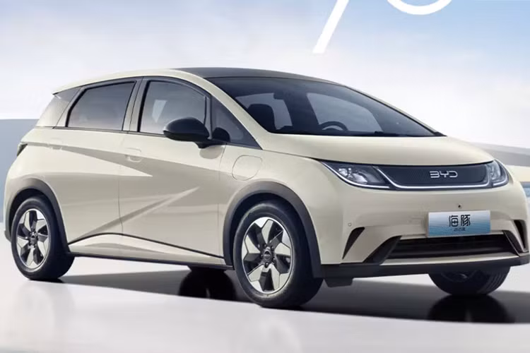 Để tham khảo, xe điện BYD Dolphin 2025 trên thị trường có mức giá từ 99.800 – 129.800 nhân dân tệ (13.700 – 17.900 USD). Vào tháng 11, BYD Dolphin đã bán được 21.712 chiếc, nâng tổng doanh số bán hàng tích lũy năm 2024 lên 176.560 chiếc. So với mẫu xe đang bán, phiên bản này có mặt trước dưới ở cả hai bên đã được điều chỉnh.