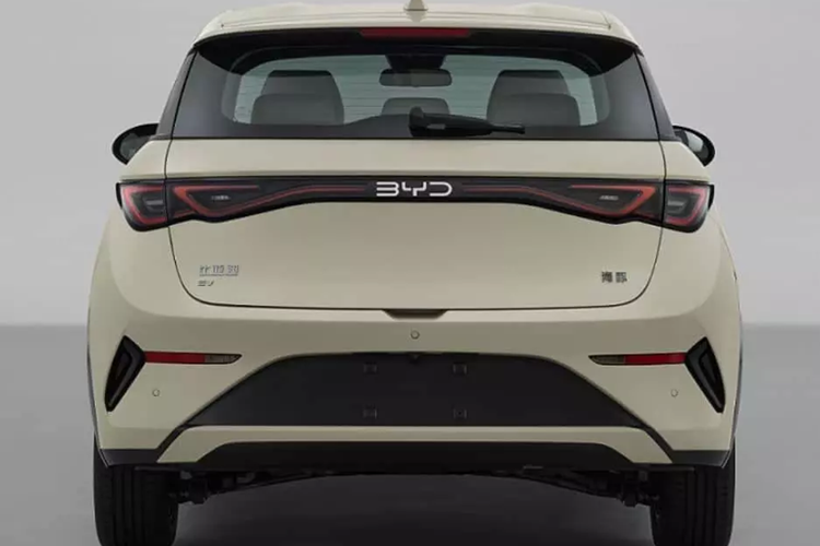 Nhìn từ bên hông, các đường nét thân xe không thay đổi cũng như tay nắm cửa bán ẩn. Về phía sau, logo “Build Your Dream” nguyên bản khảm trên đèn hậu đã được nâng cấp thành logo “BYD”. Đồng thời, thiết kế nội thất đèn hậu và phần dưới của đuôi xe cũng được điều chỉnh.