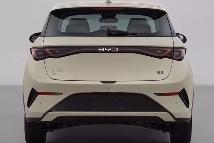 Nhìn từ bên hông, các đường nét thân xe không thay đổi cũng như tay nắm cửa bán ẩn. Về phía sau, logo “Build Your Dream” nguyên bản khảm trên đèn hậu đã được nâng cấp thành logo “BYD”. Đồng thời, thiết kế nội thất đèn hậu và phần dưới của đuôi xe cũng được điều chỉnh.