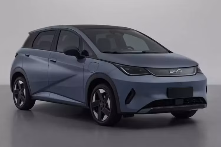 Vào ngày 9/12 vừa qua, mẫu xe hatchback chạy hoàn toàn bằng điện BYD Dolphin 2025 mới đã được MIIT Trung Quốc tiết lộ. Là một mẫu xe nâng cấp, mẫu BYD Dolphin 2025 đã trải qua những thay đổi nhỏ về ngoại hình và bổ sung thêm tùy chọn động cơ điện 130 kW (174 mã lực).
