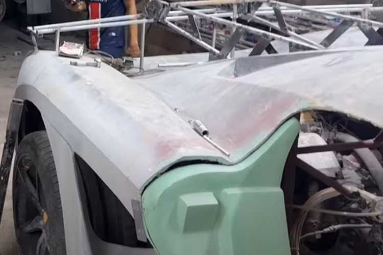 Koenigsegg Jesko không phải là sản phẩm duy nhất mà Nhết TV gây ấn tượng mạnh với "hàng nhái" giống đến hơn 92% hàng thật, khi trước đó có Ferrari LaFerrari và đặc biệt nhất là Bugatti Chiron cũng như sản phẩm Pagani Huayra.