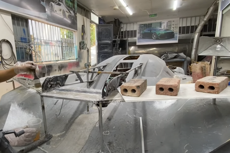 Siêu xe megcar Koenigsegg Jesko chỉ sử dụng khối động cơ xăng V8, tăng áp kép, dung tích 5.0 lít nhưng lại sản sinh ra công suất tối đa lên đến 1.603 mã lực nếu như chủ nhân đổ xăng nhiên liệu sinh học E85, còn nếu đổ xăng A98, công suất tối đa của Koenigsegg Jesko chỉ là 1.281 mã lực. Mô-men xoắn cực đại của Koenigsegg Jesko là 1.500 Nm.