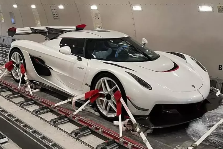 Các đại gia mua xe Koenigsegg Jesko chính hãng phải bắt đầu từ mức giá bán 2,8 triệu đô la chưa có tùy chọn, nếu khách hàng chọn đầy đủ cấu hình cho Koenigsegg Jesko, mức giá đắt nhất phải bỏ ra có thể trên 3,5 triệu đô la đến 4.2 triệu đô la.