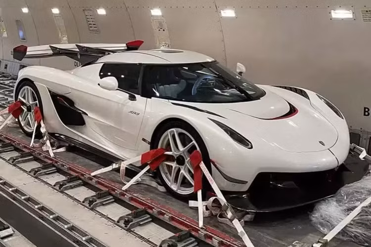 Các đại gia mua xe Koenigsegg Jesko chính hãng phải bắt đầu từ mức giá bán 2,8 triệu đô la chưa có tùy chọn, nếu khách hàng chọn đầy đủ cấu hình cho Koenigsegg Jesko, mức giá đắt nhất phải bỏ ra có thể trên 3,5 triệu đô la đến 4.2 triệu đô la.