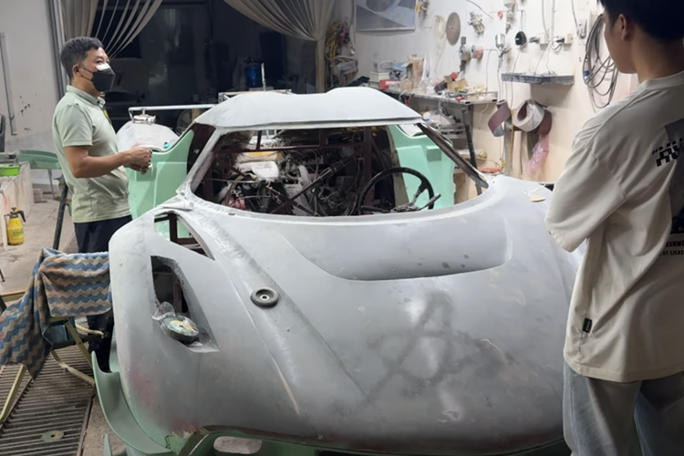 Toàn bộ sức mạnh của xe Koenigsegg Jesko sẽ được truyền đến hộp số 9 cấp mới có tên gọi Lightning Speed Transmission, nhờ đó, siêu phẩm này có thể tăng tốc từ vị trí xuất phát lên 100 km/h chỉ 2,5 giây trước khi lao đến con số tốc độ tối đa khủng khiếp lên đến 482 km/h.