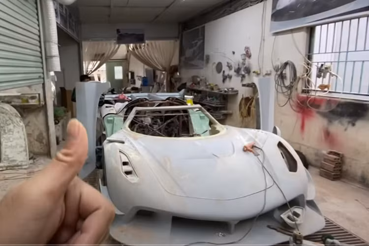 Sản phẩm khá hoàn chỉnh từ các gờ nổi, đường gấp đến cánh gió đuôi, mui xe, và chỉ còn thiếu kính chắn gió, nội thất cũng như màu sơn, sẽ cho ra 1 tác phẩm "nhái" rất thú vị.