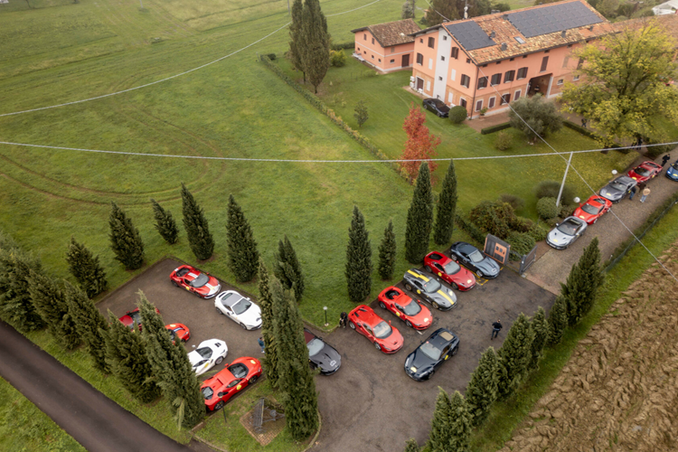 Đối với tất cả những người đam mê Ferrari tham gia, chuyến đi mang đến trải nghiệm độc đáo với các tuyến đường bao gồm các điểm dừng chân độc đáo.