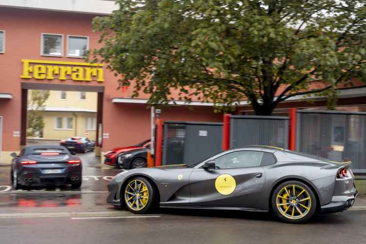 Chuyến tham quan đã được bắt đầu tại Maranello, giữa màu xanh của những vườn nho và màu đỏ của Ferrari, nơi những người tham gia hành trình có thể đắm mình vào lịch sử của nhà ngựa chồm, chiêm ngưỡng những chiếc xe huyền thoại của hãng và khám phá những bí mật của một biểu tượng ôtô Ferrari toàn cầu.