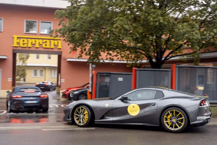 Chuyến tham quan đã được bắt đầu tại Maranello, giữa màu xanh của những vườn nho và màu đỏ của Ferrari, nơi những người tham gia hành trình có thể đắm mình vào lịch sử của nhà ngựa chồm, chiêm ngưỡng những chiếc xe huyền thoại của hãng và khám phá những bí mật của một biểu tượng ôtô Ferrari toàn cầu.