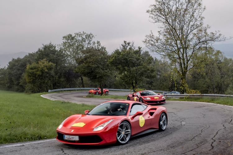 Đoàn xe đã có chuyến thăm riêng đến Maramotti Collection ở Reggio Emilia, một tổ chức văn hóa tiên tiến dành cho nghệ thuật đương đại; lối vào Rocchetta Mattei ở Appennines giữa Tuscany và Emilia-Romagna, một kiệt tác kiến trúc của thế kỷ 19...