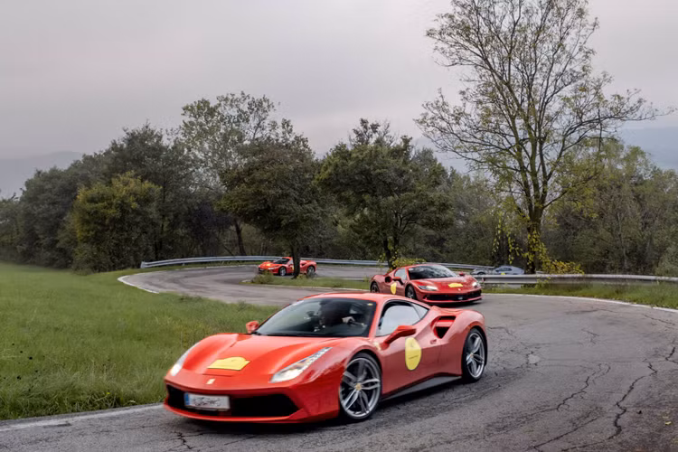 Đoàn xe đã có chuyến thăm riêng đến Maramotti Collection ở Reggio Emilia, một tổ chức văn hóa tiên tiến dành cho nghệ thuật đương đại; lối vào Rocchetta Mattei ở Appennines giữa Tuscany và Emilia-Romagna, một kiệt tác kiến trúc của thế kỷ 19...