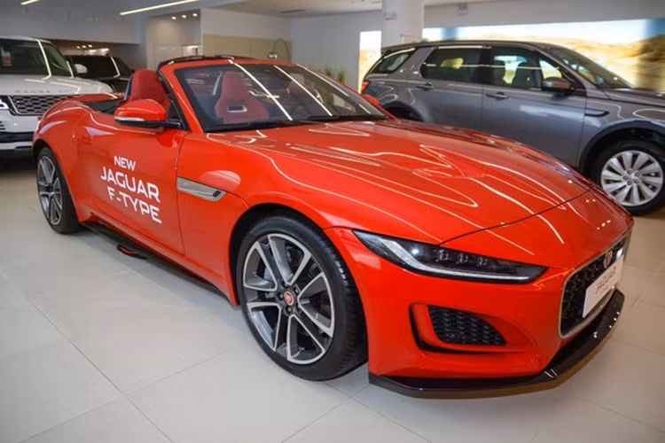 Phiên bản này sở hữu hai bộ phối màu đặc biệt nhằm tri ân dòng xe biểu tượng một thời E-Type ZP. Bộ phối màu thứ nhất bao gồm sơn ngoại thất xanh Oulton Blue Gloss và nội thất bọc da màu đỏ Mars kết hợp đen Ebony.