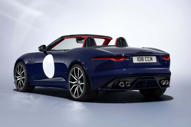 Jaguar F-Type tại Việt Nam từng được phân phối chính hãng với 5 biến thể và 3 tùy chọn động cơ khác nhau. Tuy nhiên, do giá bán khá cao, mẫu xe này ít được đại gia Việt ưa chuộng. Thiết kế không quá ấn tượng cũng khiến F-Type khó thu hút giới chơi xe trong nước.