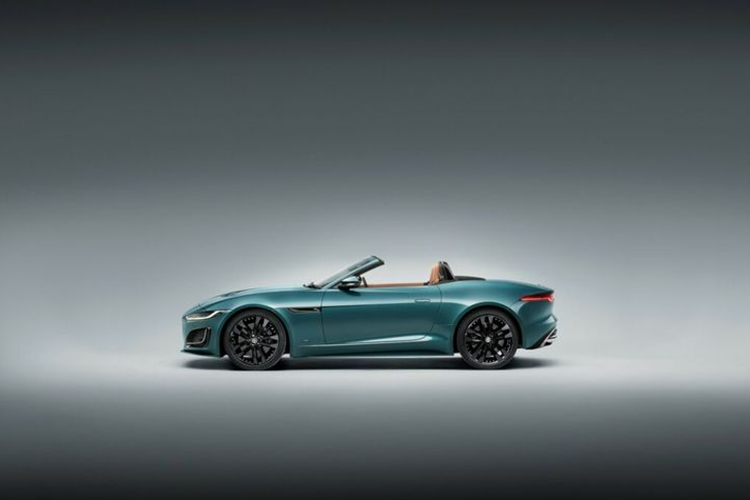 Việc Jaguar F-Type bị khai tử cũng đánh dấu sự kết thúc của khối động cơ động cơ V-8 5.0 lít mang tính biểu tượng của Jaguar. Chiếc F-Type 75 này có công suất 444 mã lực, trong khi các phiên bản SVR mạnh hơn có công suất lên tới 575 mã lực.