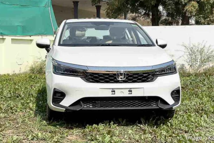 Hệ thống giảm thiểu chệch làn đường (RDM), hệ thống hỗ trợ giữ làn đường (LKAS) và hệ thống thông báo xe phía trước khởi hành (LCDN). 4 túi khí, hệ thống cân bằng điện tử, hỗ trợ khởi hành ngang dốc và tự động khóa cửa khi chìa khóa ra khỏi vùng cảm biến cũng được trang bị cho bản tiêu chuẩn này.