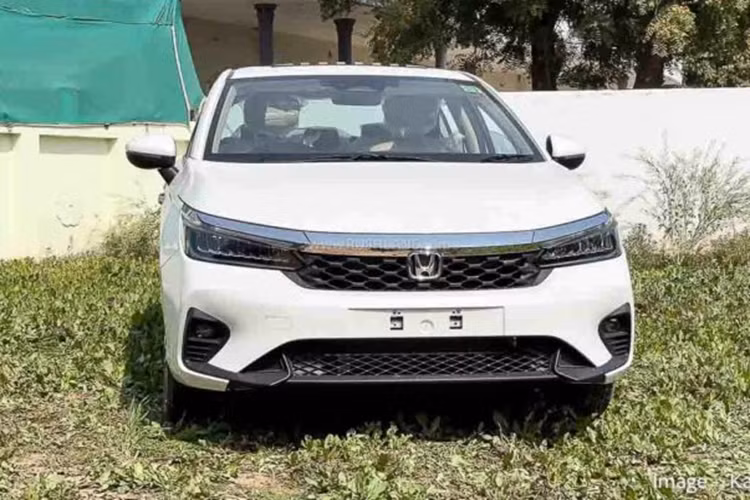 Hệ thống giảm thiểu chệch làn đường (RDM), hệ thống hỗ trợ giữ làn đường (LKAS) và hệ thống thông báo xe phía trước khởi hành (LCDN). 4 túi khí, hệ thống cân bằng điện tử, hỗ trợ khởi hành ngang dốc và tự động khóa cửa khi chìa khóa ra khỏi vùng cảm biến cũng được trang bị cho bản tiêu chuẩn này.