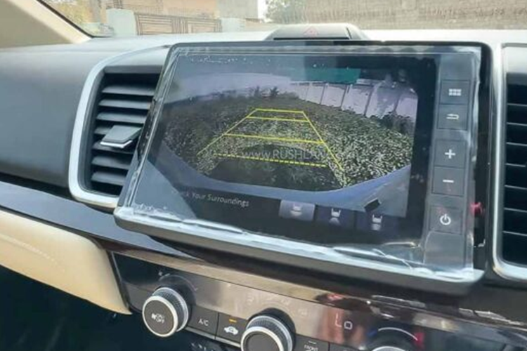 Ghế bọc nỉ màu đen, ghế lái chỉnh tay 6 hướng, ghế phụ lái chỉnh tay 4 hướng, vô lăng chỉnh 4 hướng, tích hợp phím chức năng, điều hòa thông thường, gương chiếu hậu chống chói, kết nối Bluetooth, hệ thống âm thanh 4 loa, 1 cổng sạc USB Type A và 1 ổ điện.