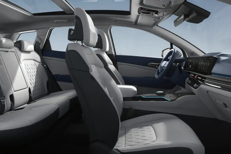 Tiếng ồn trên đường đã được giảm bớt bằng cách lắp đặt một van điều tiết hai chiều trên hệ thống giảm xóc ở bánh trước, thêm vật liệu cách âm và hấp thụ âm thanh được thêm vào trụ B, đồng thời mật độ vật liệu hấp thụ âm thanh ở viền cửa đã tăng lên.