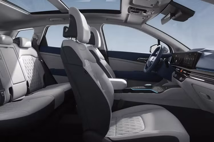 Tiếng ồn trên đường đã được giảm bớt bằng cách lắp đặt một van điều tiết hai chiều trên hệ thống giảm xóc ở bánh trước, thêm vật liệu cách âm và hấp thụ âm thanh được thêm vào trụ B, đồng thời mật độ vật liệu hấp thụ âm thanh ở viền cửa đã tăng lên.