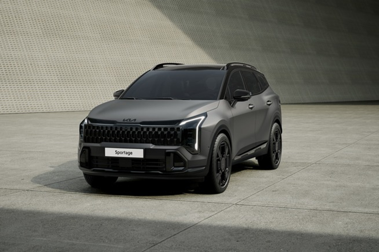 Thay vào đó là phong cách năng động và cá tính hơn. Kích thước tổng thể của xe SUV Kia Sportage 2025, có chiều dài x rộng x cao lần lượt là 4.685 x 1.865 x 1.660 (mm), chiều dài cơ sở 2.755 mm. Đầu xe nổi bật với lưới tản nhiệt được làm mới, đèn chạy ban ngày bố trí thẳng (áp dụng tương tự như các mẫu xe mới của Kia) Star Map Signature Lighting.