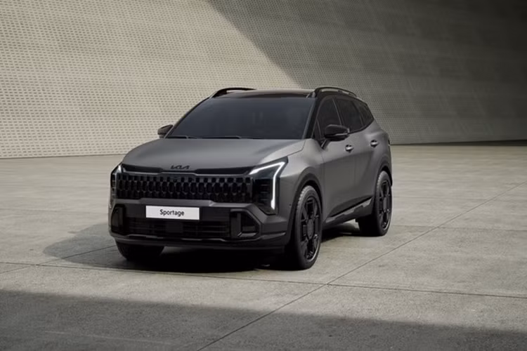 Thay vào đó là phong cách năng động và cá tính hơn. Kích thước tổng thể của xe SUV Kia Sportage 2025, có chiều dài x rộng x cao lần lượt là 4.685 x 1.865 x 1.660 (mm), chiều dài cơ sở 2.755 mm. Đầu xe nổi bật với lưới tản nhiệt được làm mới, đèn chạy ban ngày bố trí thẳng (áp dụng tương tự như các mẫu xe mới của Kia) Star Map Signature Lighting.