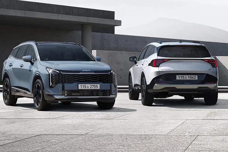 Mới đây, Kia đã công bố giá bán và thông số kỹ thuật của New Sportage 2025. Đây là mẫu CUV hạng C được nhiều khách hàng tại Hàn Quốc yêu mến. Sau 3 năm ra mắt, Kia New Sportage 2025 mới thuộc thế hệ thứ 5 đã có những nâng cấp. Một số chi tiết quen thuộc như lưới tản nhiệt mũi hổ hoặc ốp cản trước cỡ lớn cũng được loại bỏ.