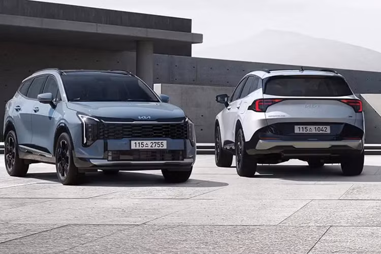 Mới đây, Kia đã công bố giá bán và thông số kỹ thuật của New Sportage 2025. Đây là mẫu CUV hạng C được nhiều khách hàng tại Hàn Quốc yêu mến. Sau 3 năm ra mắt, Kia New Sportage 2025 mới thuộc thế hệ thứ 5 đã có những nâng cấp. Một số chi tiết quen thuộc như lưới tản nhiệt mũi hổ hoặc ốp cản trước cỡ lớn cũng được loại bỏ.