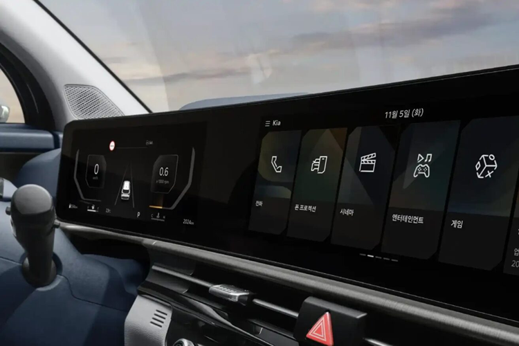 Sportage 2025 mới trang bị tính năng phát hiện độ bám tay lái (HoD), vô lăng cảnh báo rung giúp thông báo các tình huống nguy hiểm bằng rung động. Trong số các mẫu xe Kia ra mắt tại Hàn Quốc, New Sportage là mẫu xe đầu tiên được trang bị camera cảnh báo người lái hướng về phía trước giúp theo dõi tình trạng của người lái.