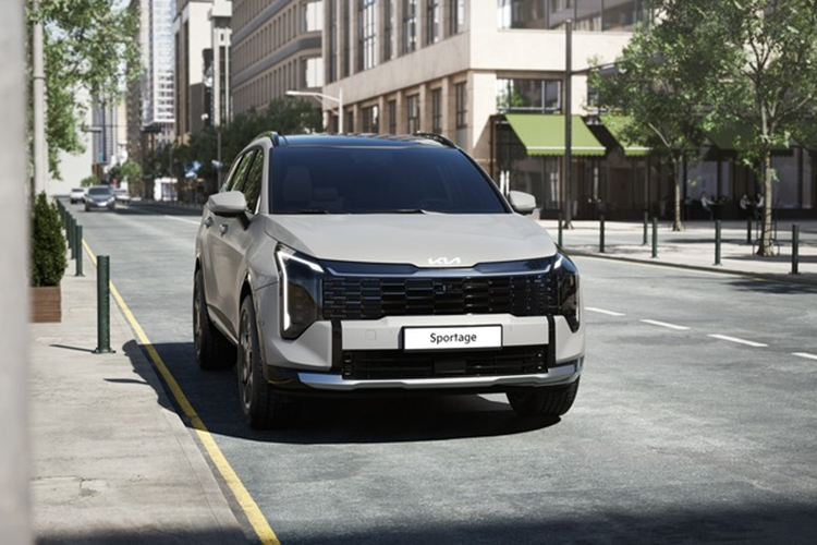 Nội thất Kia Sportage 2025 thay đổi rõ rệt, ưu tiên người lái với màn hình cong kích thước lớn (hai màn hình 12,3 inch), gồm màn hình thông tin sau vô lăng và màn hình giải trí có kết nối Apple CarPlay/Android Auto; tạo nên buồng lái tương lai kết hợp cùng dải đèn nội thất. Vô lăng với hai chấu cùng các phím chức năng có tạo hình bo tròn trên và dưới.